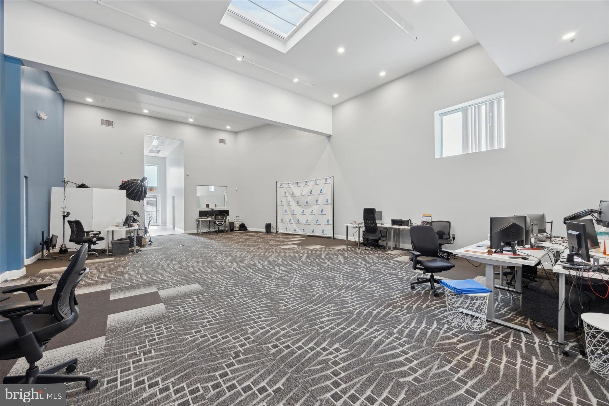 OAKMONT - Commercial Sale