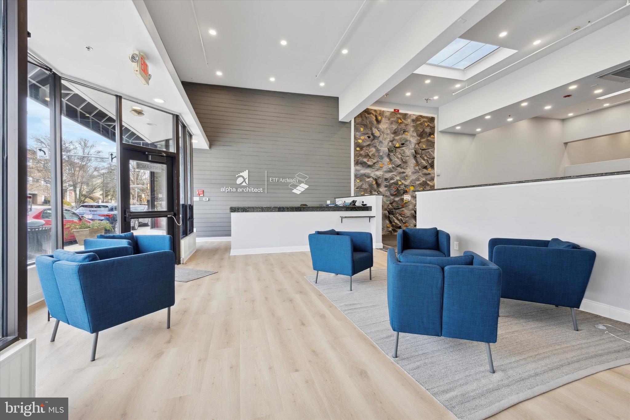 OAKMONT - Commercial Sale