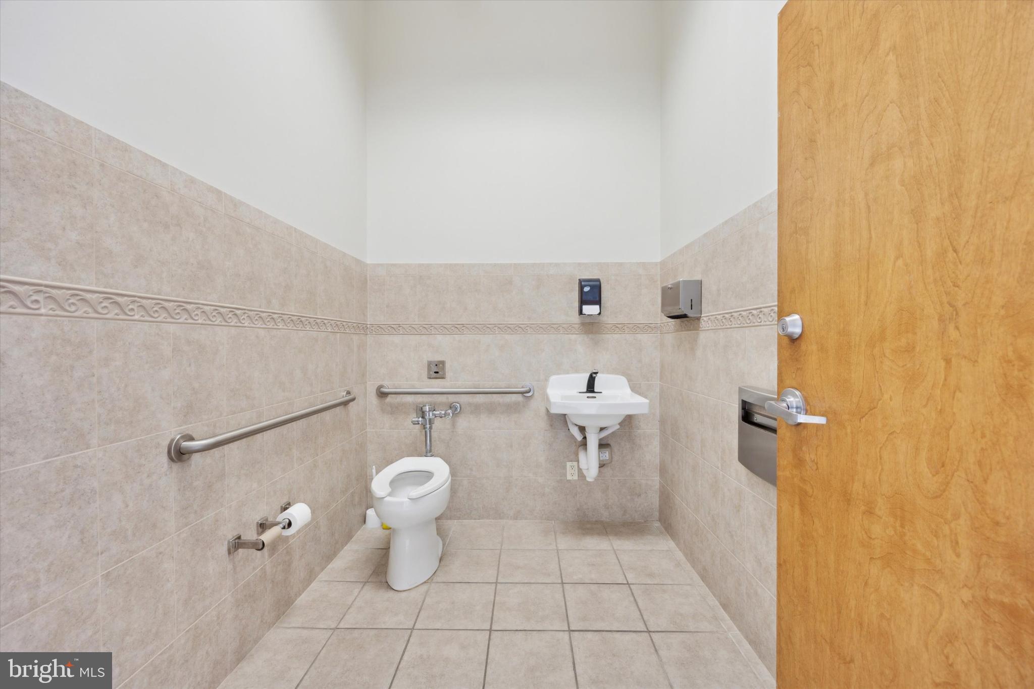 OAKMONT - Commercial Sale