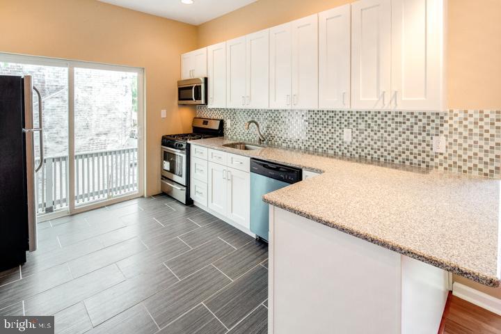 2501 CARPENTER STREET