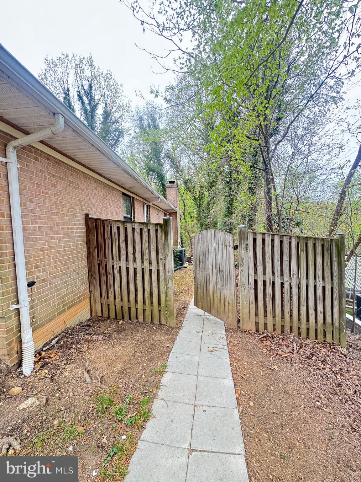 Pls READ DESCRIPTION!! This is the WALK-OUT BASEMENT that is being rented - it has 3 spacious bedrooms and 2 full bathrooms. Large sunroom and private patio facing a serene forest.
FYI - stove/oven will be placed back in kitchen. Temporary removal for cleaning.