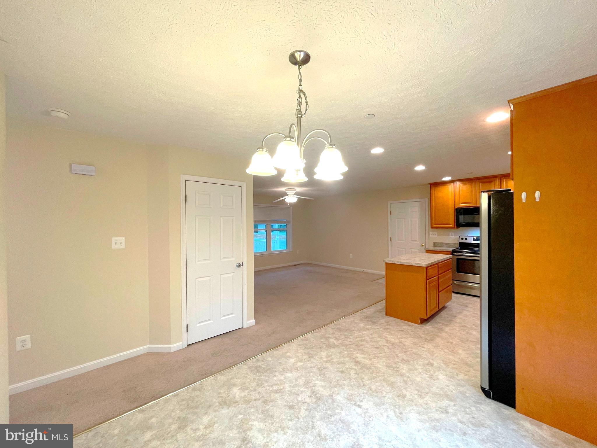 COUNTRY LAKES - Residential Lease