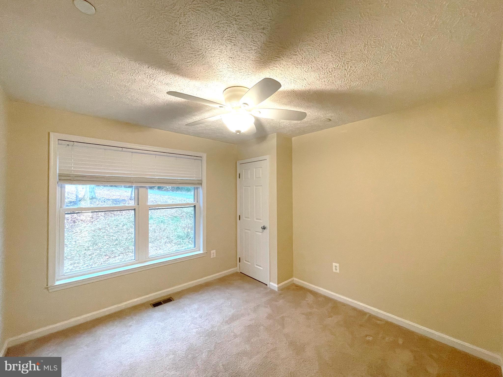 COUNTRY LAKES - Residential Lease