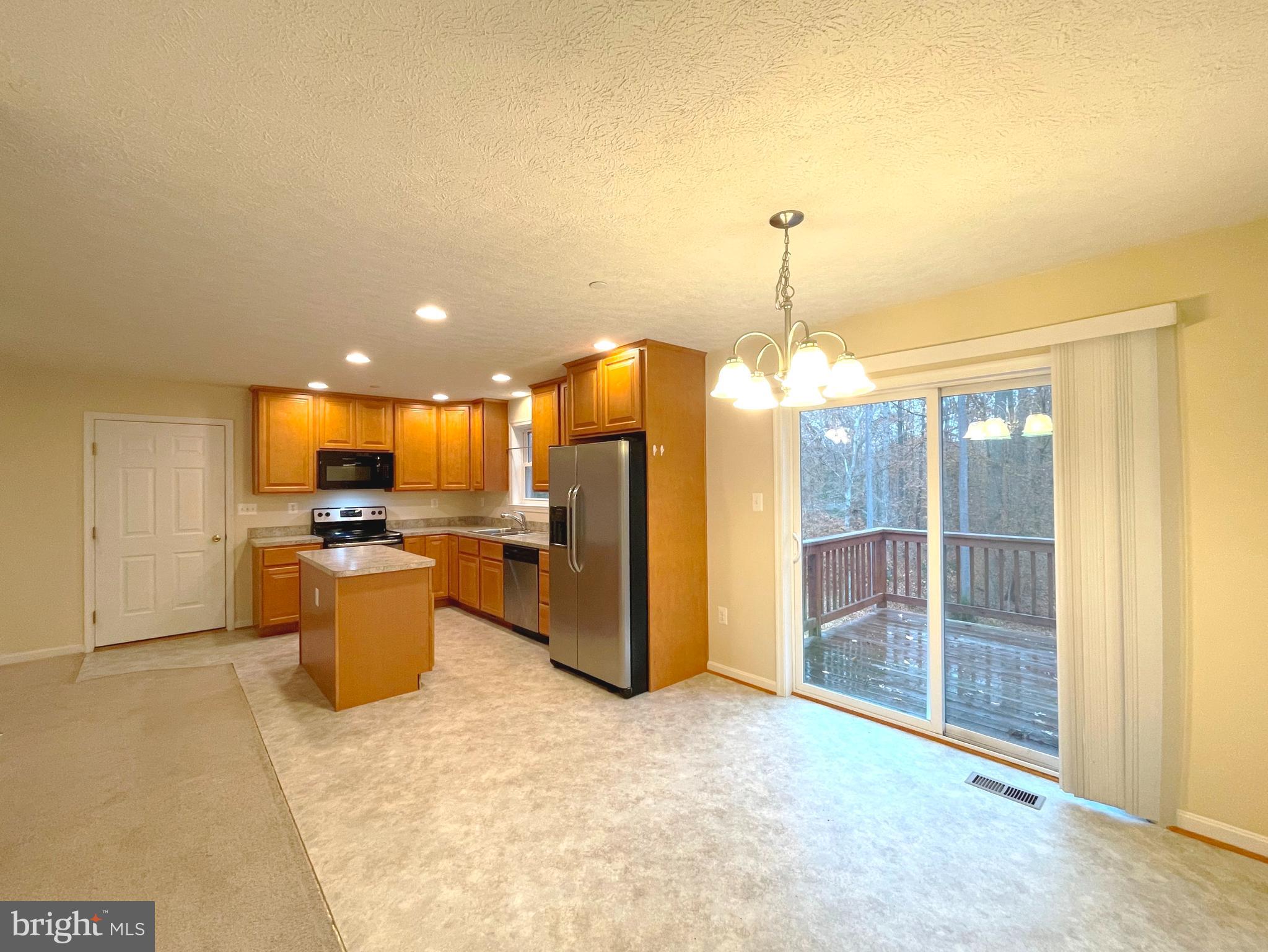 COUNTRY LAKES - Residential Lease