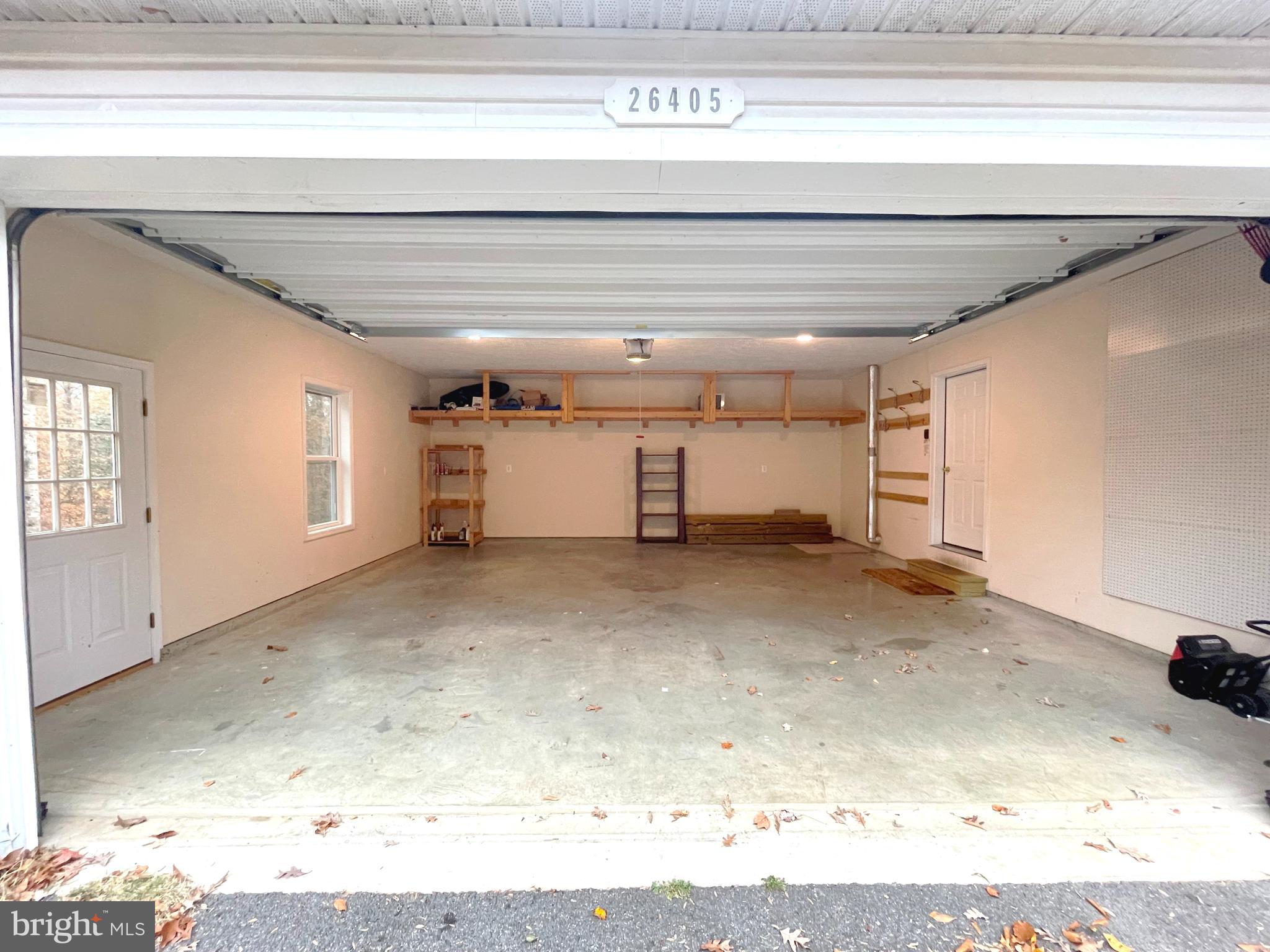 COUNTRY LAKES - Residential Lease