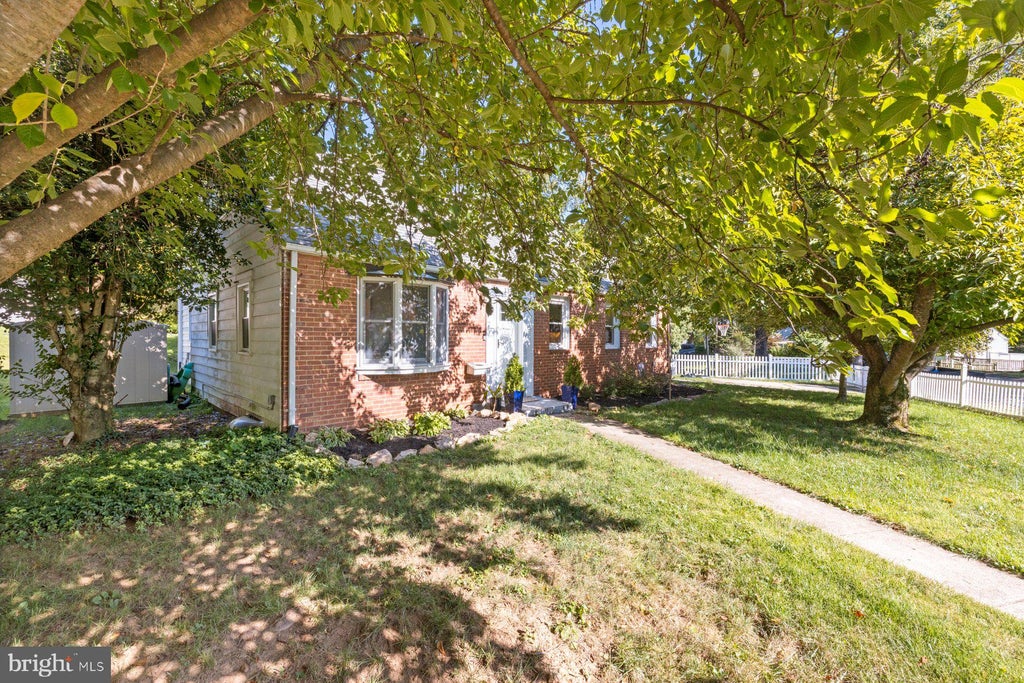 Photo of 13301 Okinawa Avenue, ROCKVILLE, MD 20851 (MLS # MDMC2257060)