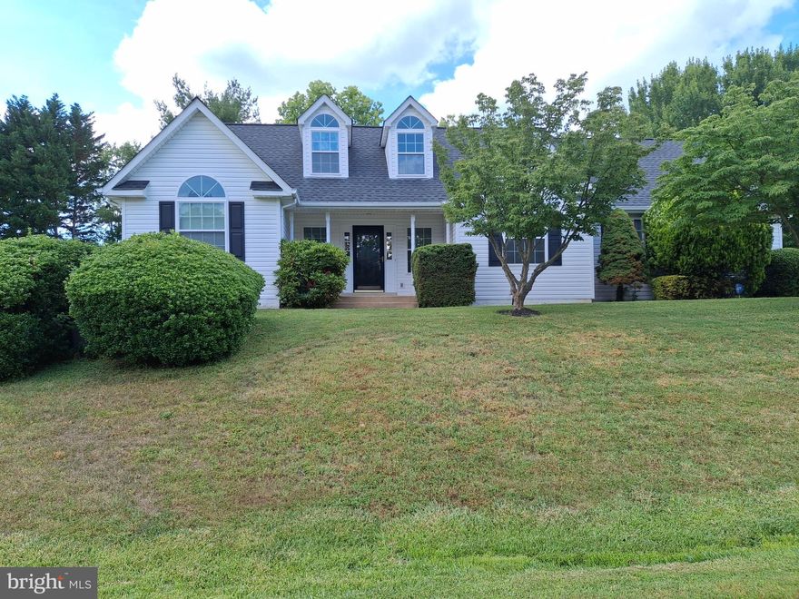 Rare find in Lee's Hill. Beautiful one level home boasting wood floors in great room, kitchen, breakfast nook, dining room, foyer and hall. Cathedral ceilings in great room, gas fireplace, huge 2 car side load garage, master bath has soaker tub with windows around it and a separate shower, huge walkin closets, tray ceilings in dining room and front bedroom.