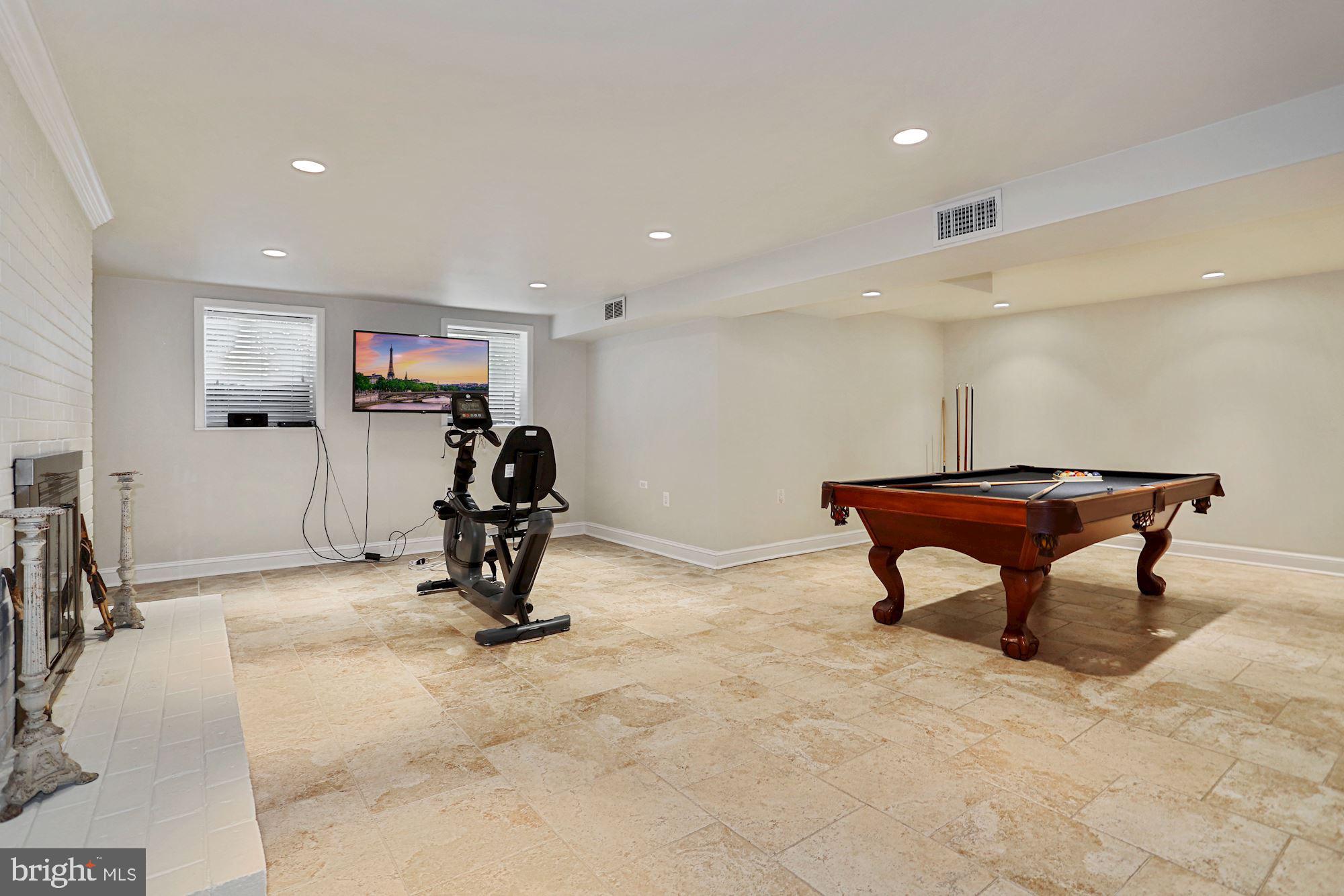 COUNTRY CLUB HILLS - Residential