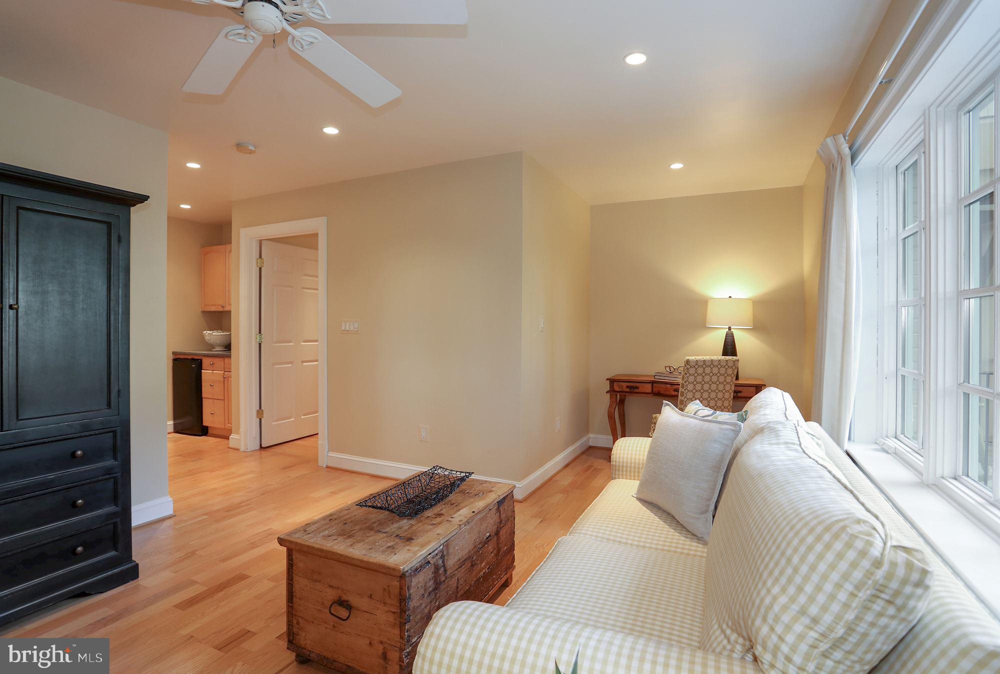 COUNTRY CLUB HILLS - Residential