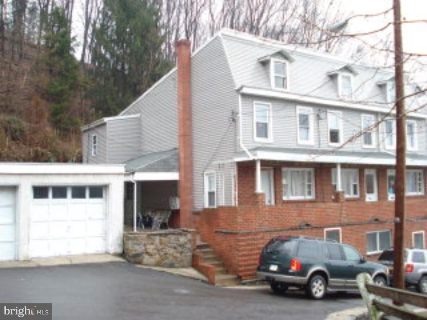 ABOVE INFO IS FOR 22 LOCUST ST. ROOM SIZES FOR 20 LOCUST ST ARE DIFFERENT. ALSO INCLUDES PARCEL # 52-05-0343.000 DEED BK/PG 2099/0927. WATER & SEWER ARE SHARED LINE. BOTH HOMES ARE BEING SOLD TOGETHER. Amp: 100