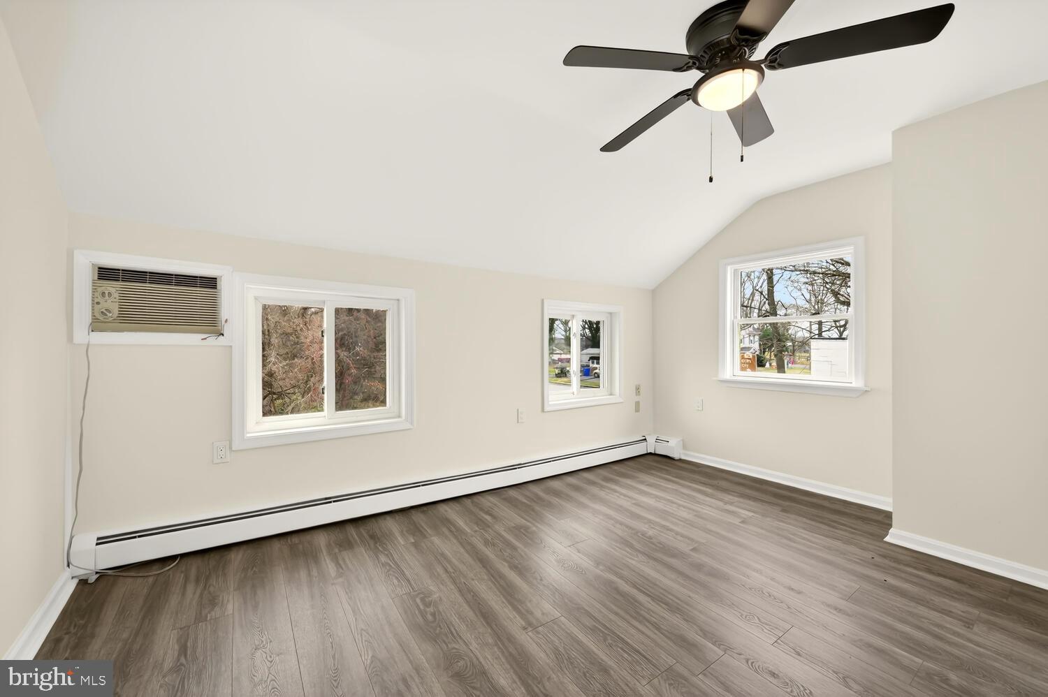 QUAKER NECK - Commercial Sale