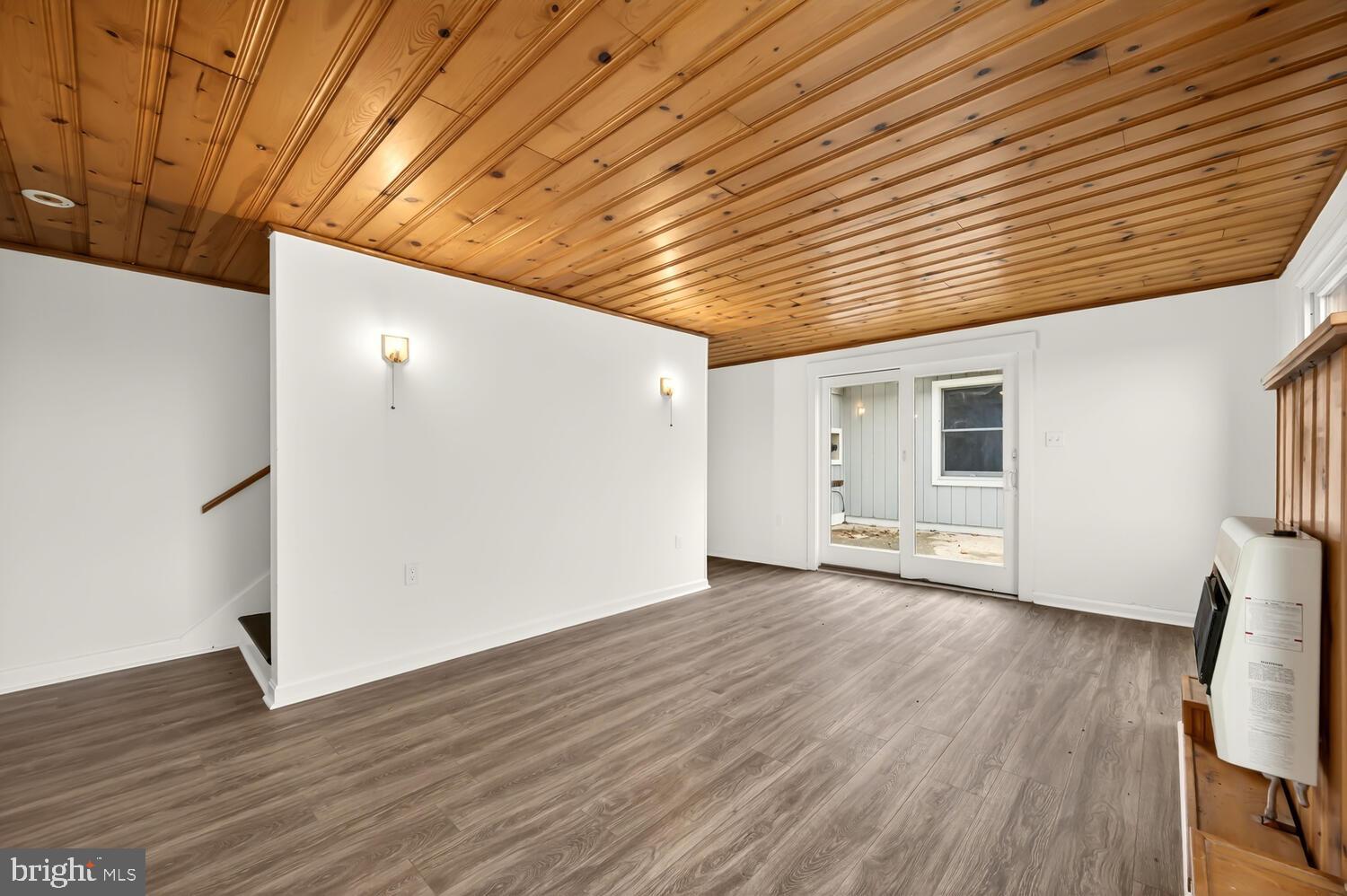 QUAKER NECK - Commercial Sale