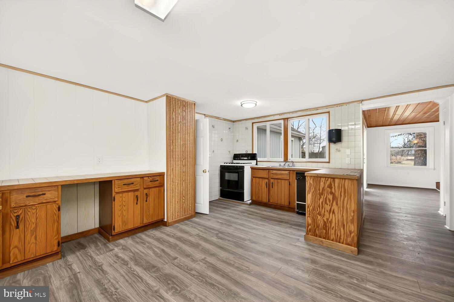 QUAKER NECK - Commercial Sale