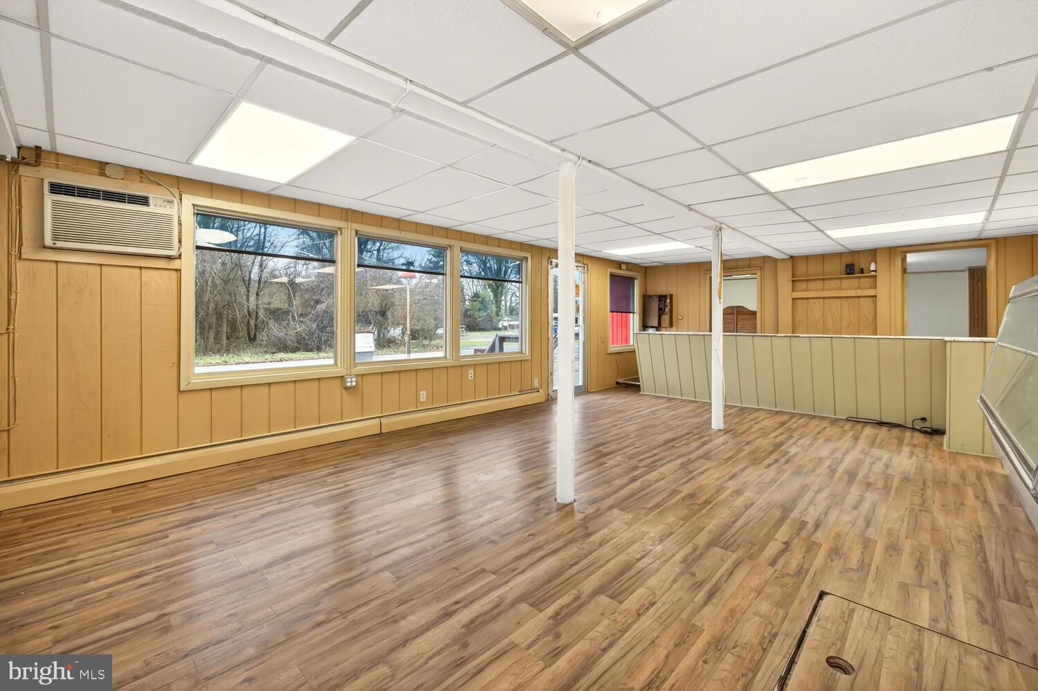 QUAKER NECK - Commercial Sale