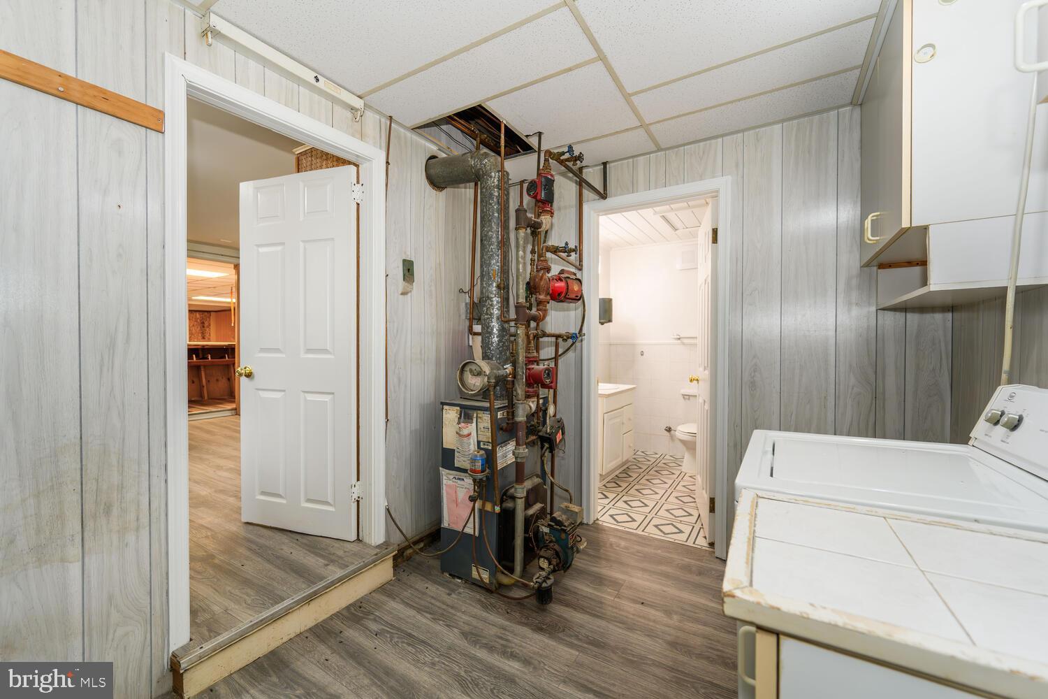 QUAKER NECK - Commercial Sale