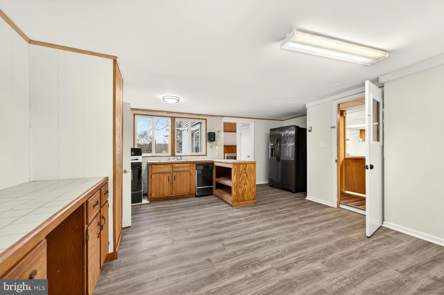 QUAKER NECK - Commercial Sale