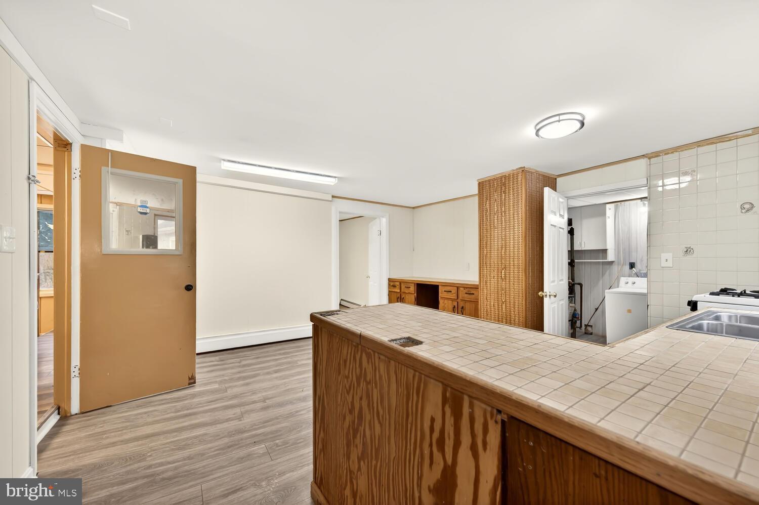 QUAKER NECK - Commercial Sale