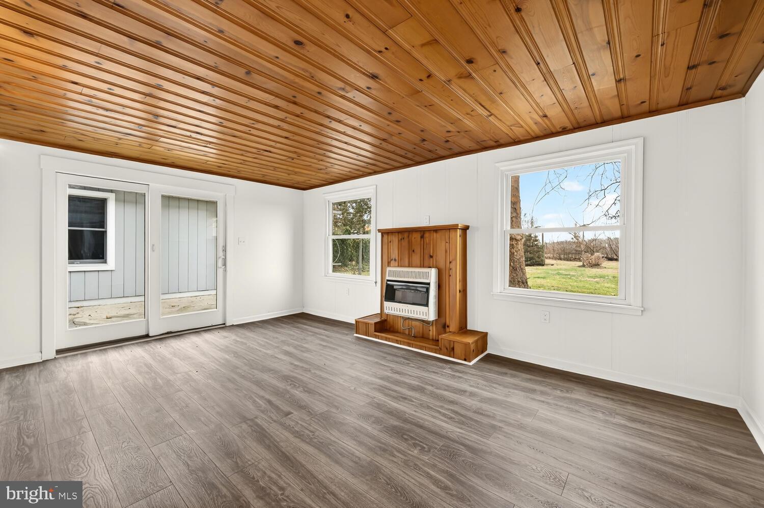 QUAKER NECK - Commercial Sale