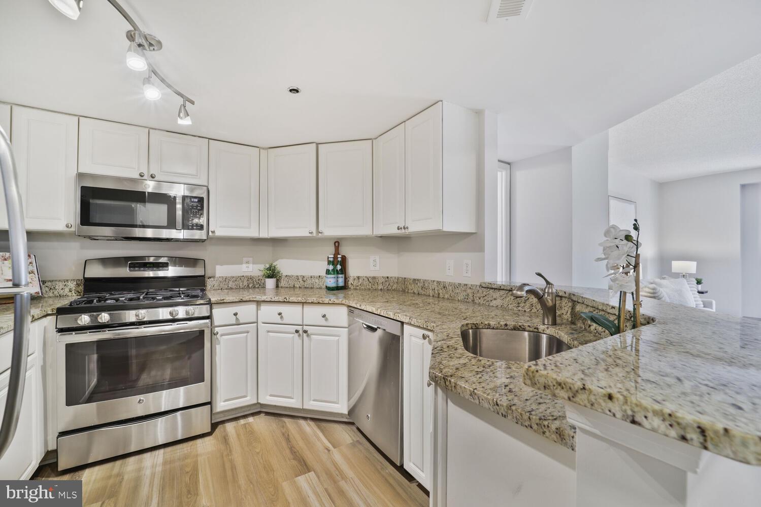 WINDSOR PLAZA - Residential