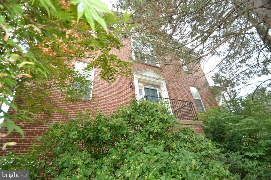 IMMACULATE 3BR, 2.55BA CARR-BUILT LUXURY END-UNIT ON QUIET CUL-DE-SAC IN SOUGHT-AFTER KINGSTOWNE COMMUNITY..SUN-FILLED KIT W/ GRANITE..W/O TO SUNDECK..FAM RM W/ COZY FIREPLACE..SPACIOUS MBR SUITE W/ VAULTED CEILINGS & WALK-IN CLOSET..HUGE REC RM W/ 2ND FIREPLACE & WALKOUT TO BRICK PATIO..NEW CARPET, PAINT & WOOD FLR FINISH...CLOSE TO METRO AND I-95...WALK 3 BLOCKS TO LANE ELEMENTARY..AVAIL NOW