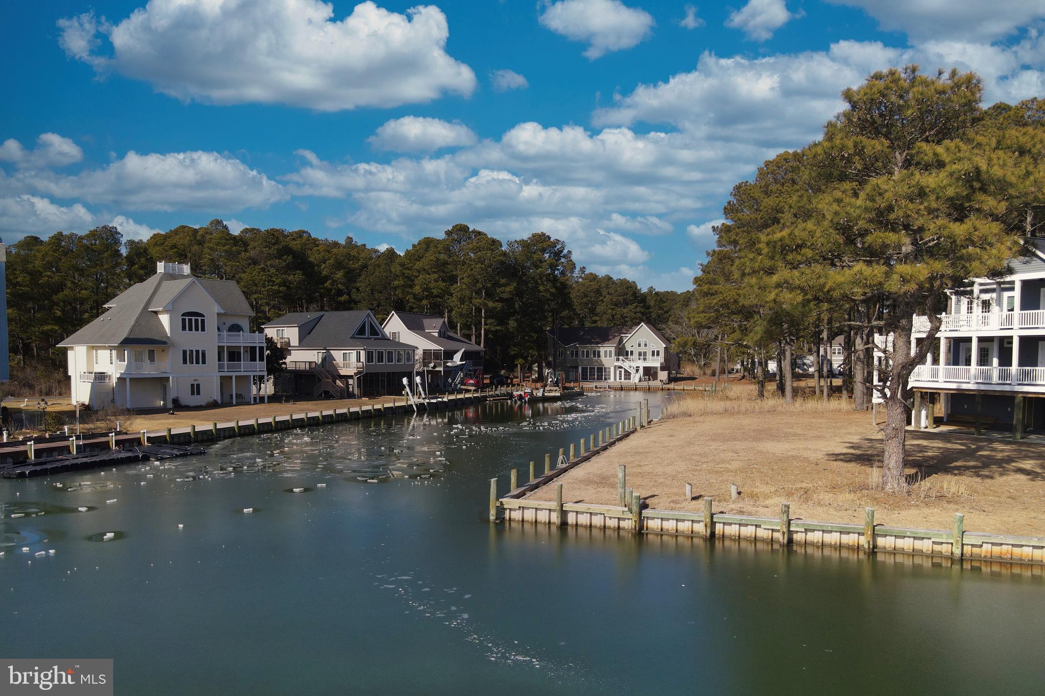 CAPTAIN'S COVE - Land