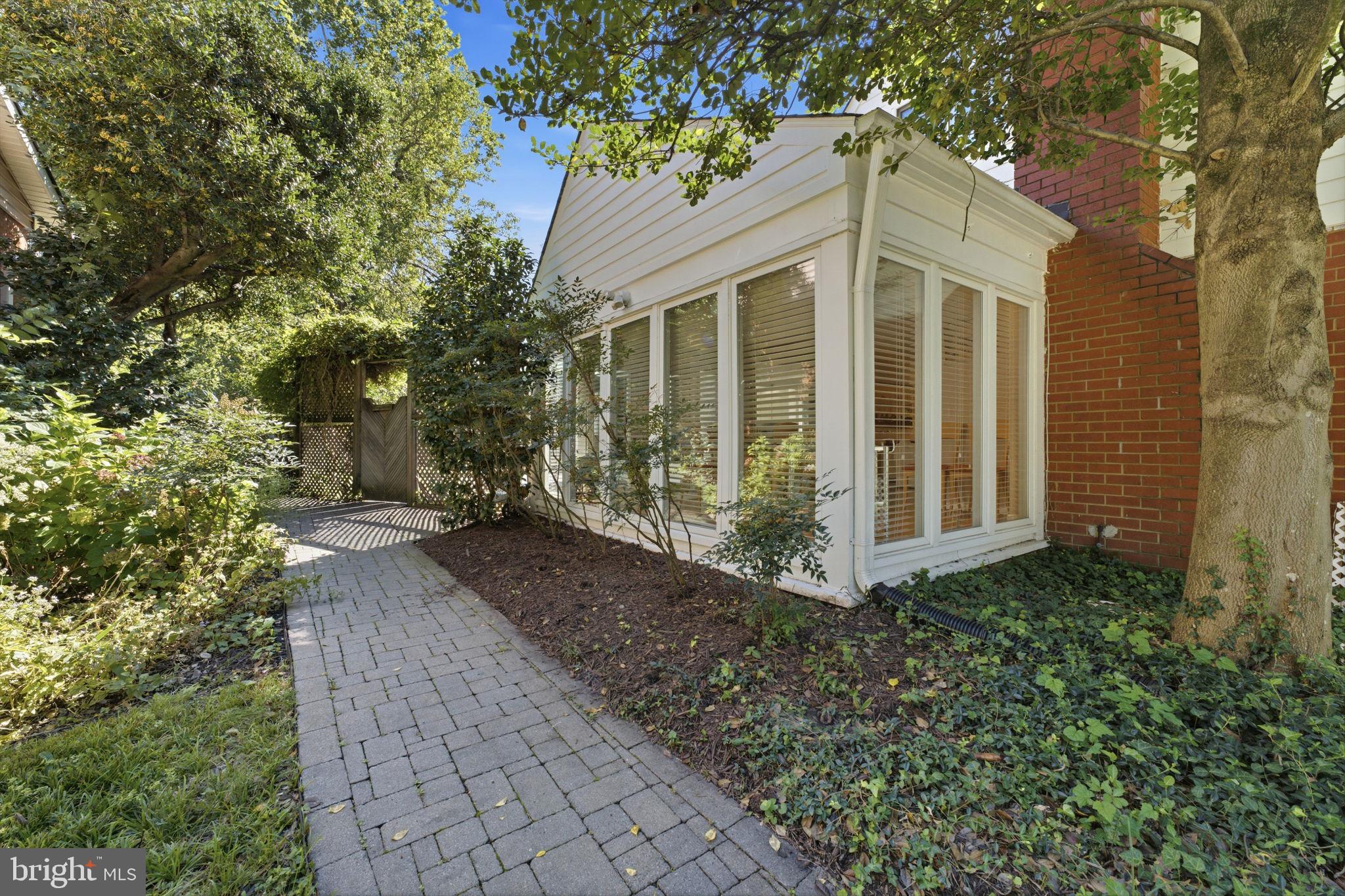 903 PEELE PLACE