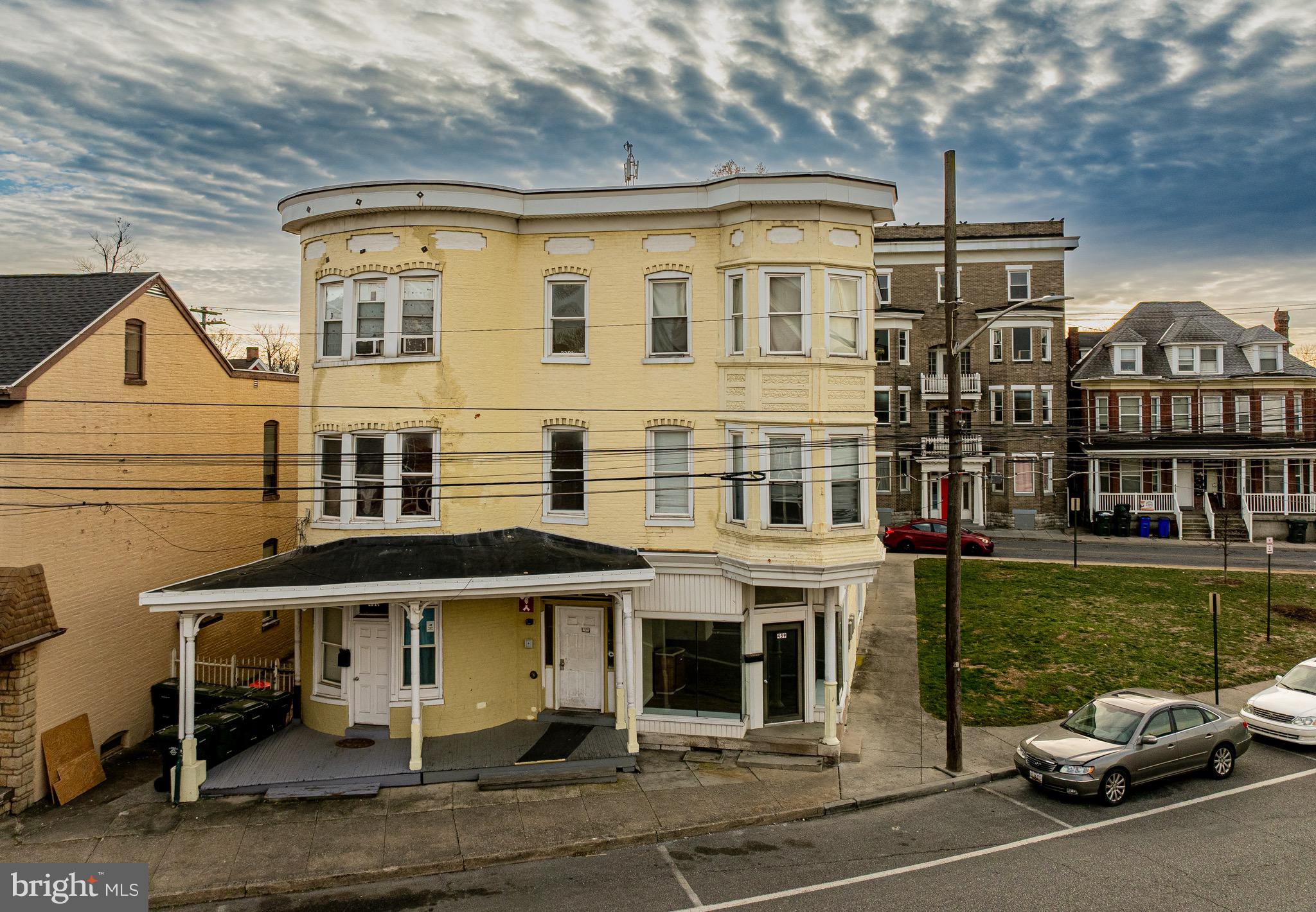 Main image without alt text