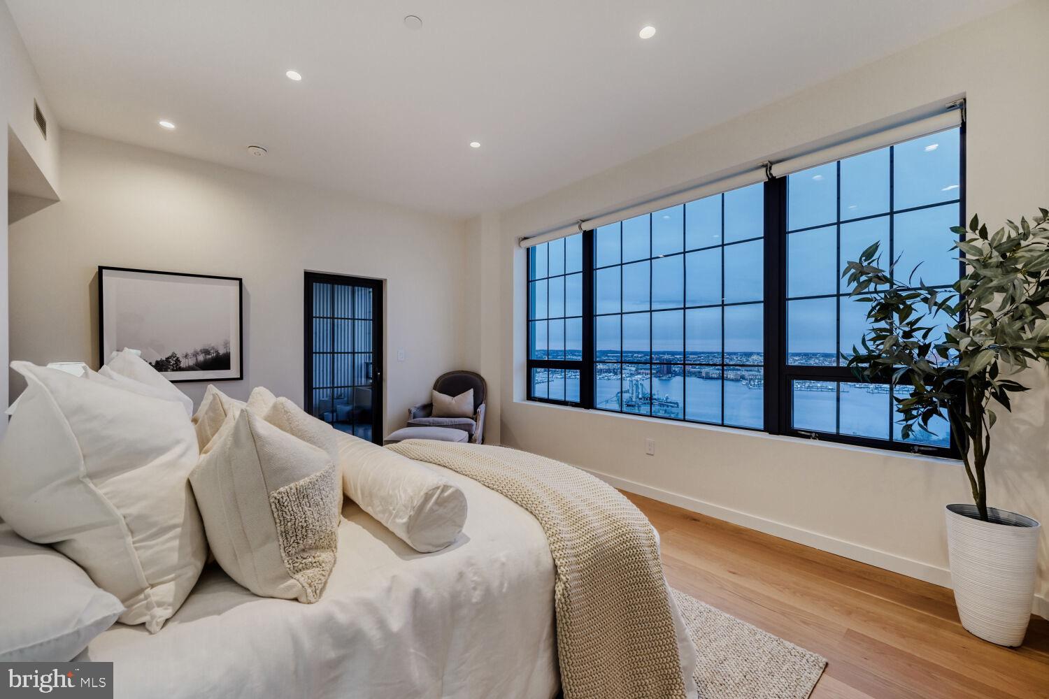 LOCUST POINT - Residential