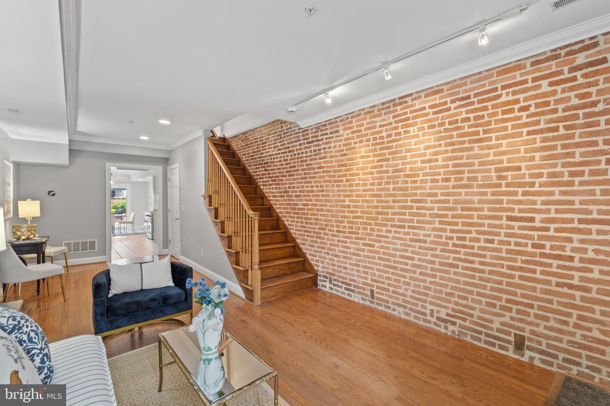 1104 S CURLEY STREET
