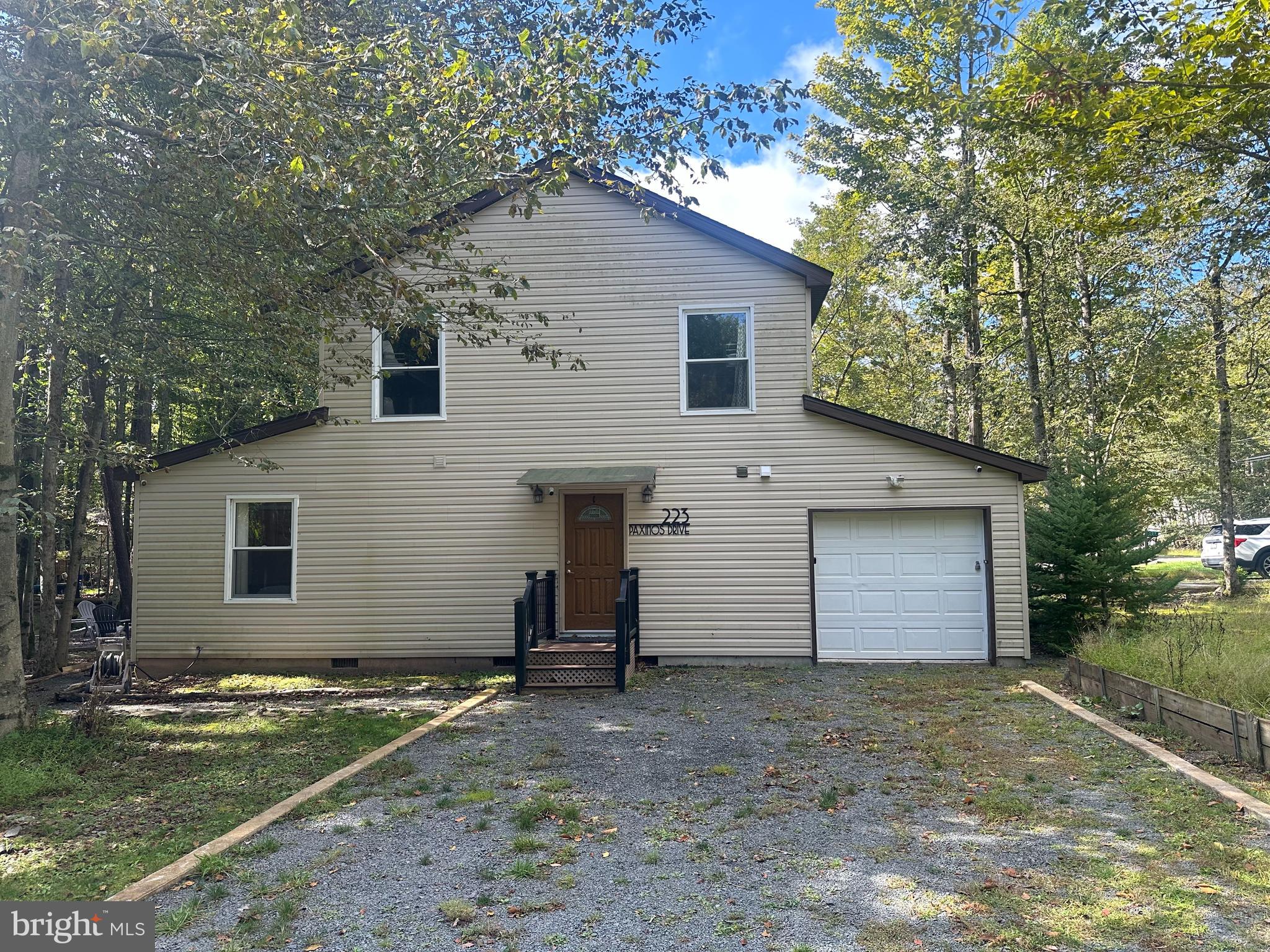 ARROWHEAD  LAKES - Residential