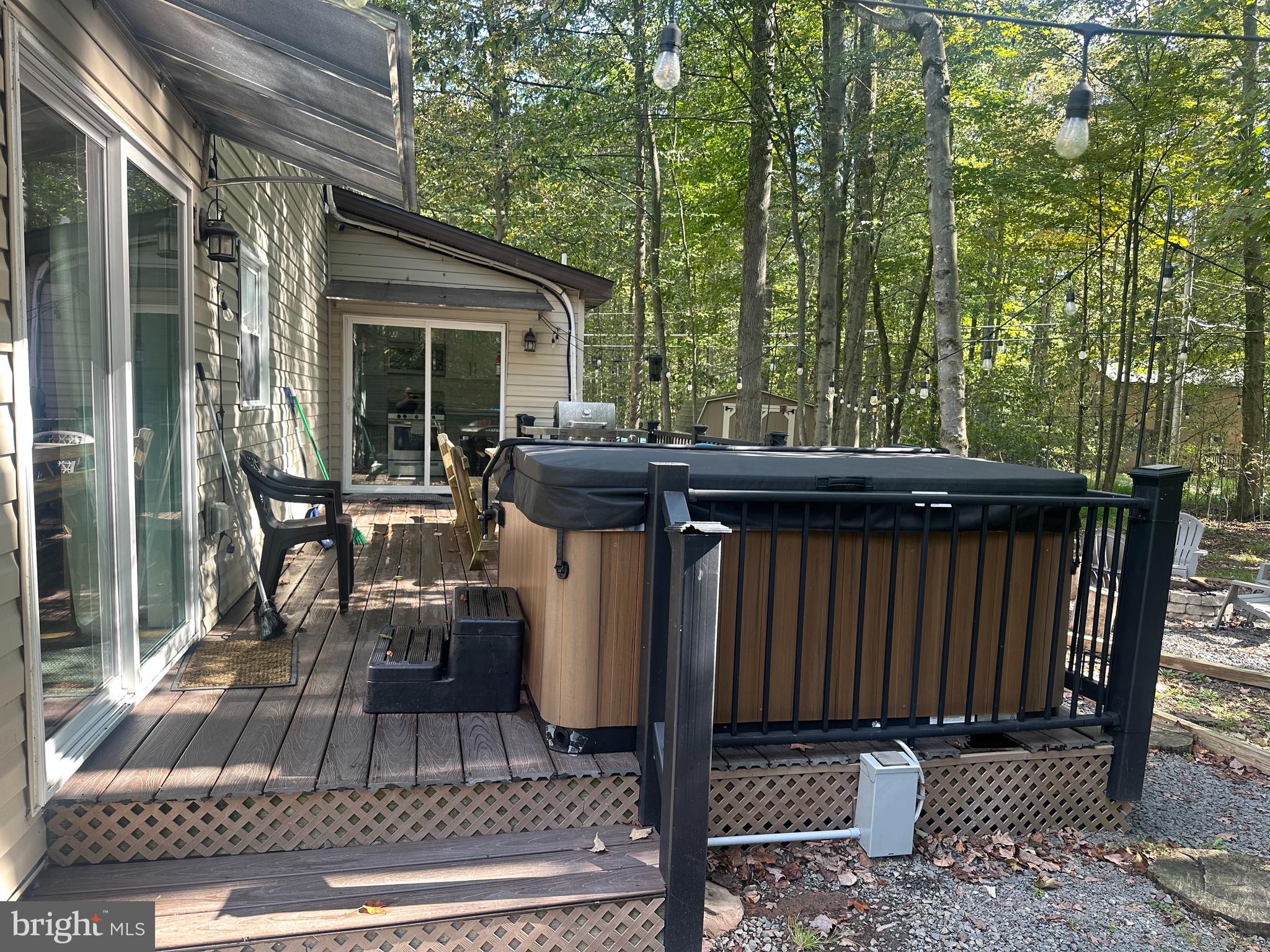 ARROWHEAD  LAKES - Residential