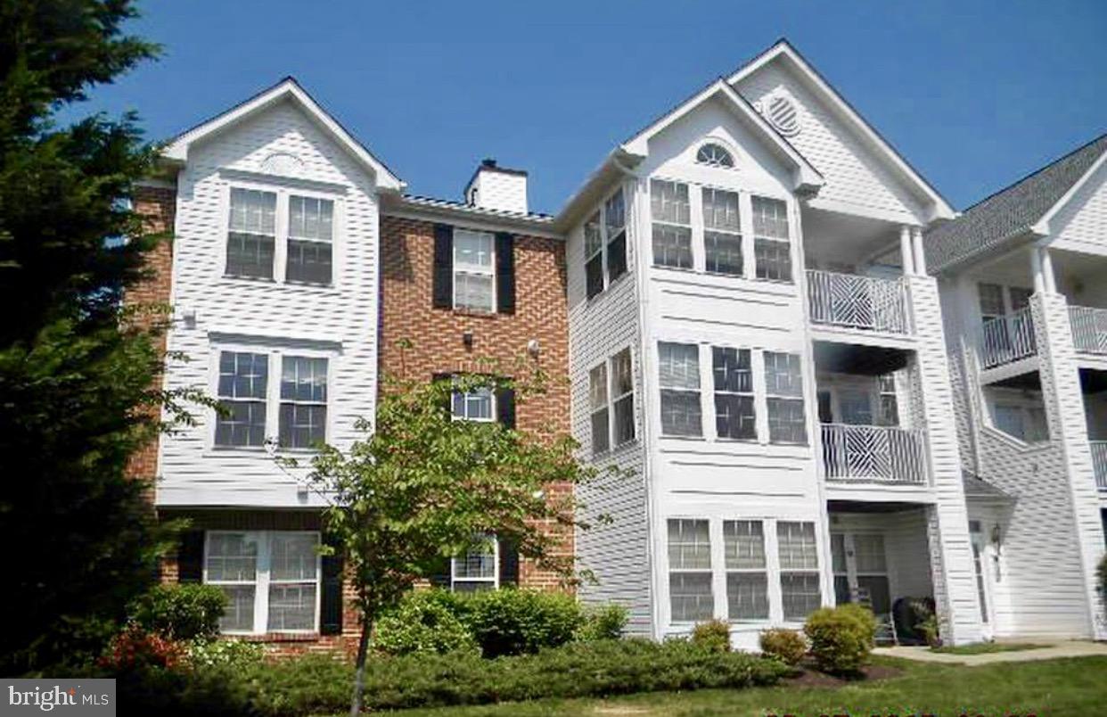 Lovely condo in desired HARVEST RUN section of Piney Orchard area. Very Clean, neutral decor, spacious, lots of windows and light. Large open floor plan. Great set up for roomates w/ 2 master bedrooms. Less than 30 min. from DC, Baltimore & Annapolis. Walk to shopping, ice rink, and other community amenities.