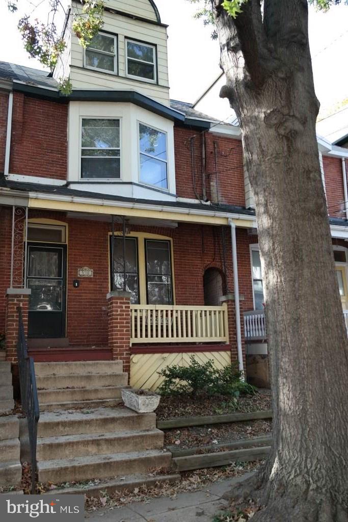 Cute city street in conv location. 3 bedrooms, hardwood floors, nat gas heat & priv fenced yard. Exposed brick.
