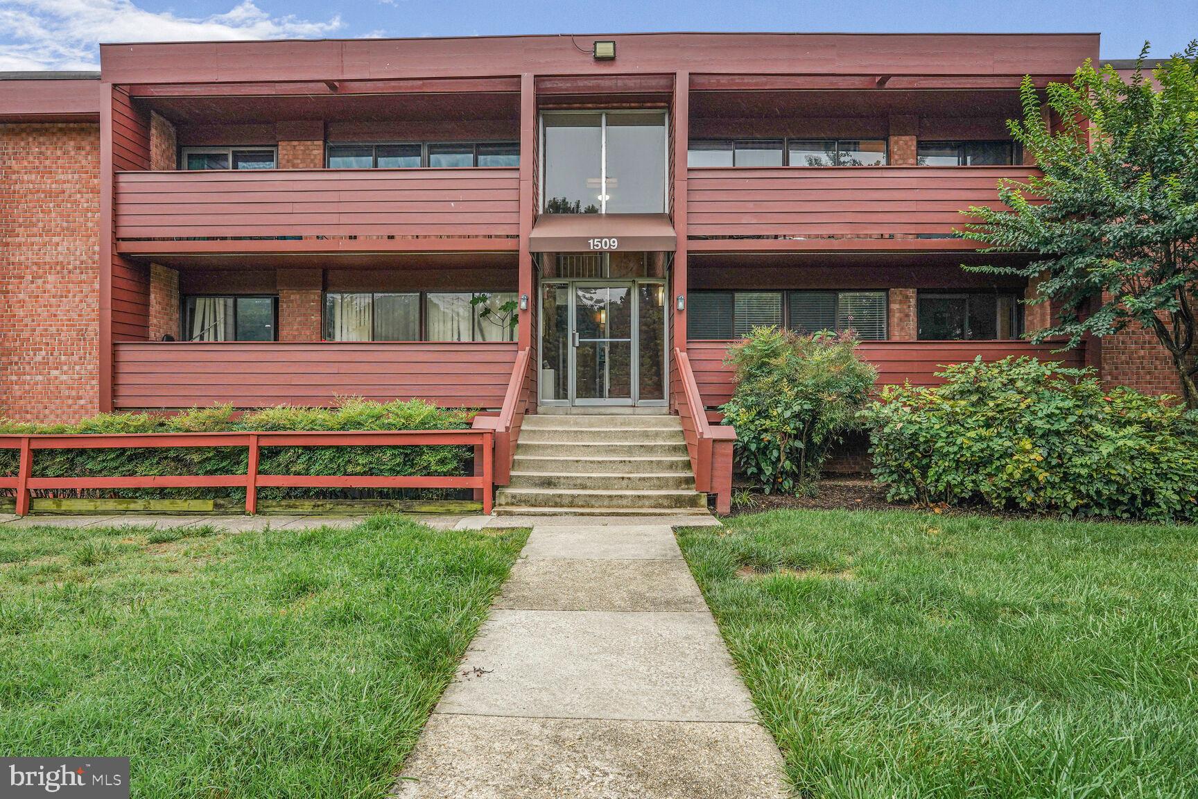 Spacious ground level unit with large living room, dining area and large bedroom with walk in closet. Tons of storage available. Large closet and storage area in unit plus a locked 3'x6' storage unit across the hall, in community laundry area. One reserved parking space and one visitors parking pass are also included. Community has a swimming pool, tot lot and multiple grills. Incredible location between Four Mile Run and W&OD bike trails with a Capital Bikeshare station at the entrance of the condo. Local entertainment includes the Village at Shirlington with over 15 restaurants and cafes, a library, live theatre and independent movie theater. Quick access to downtown DC, Crystal City, National Airport and the Pentagon.