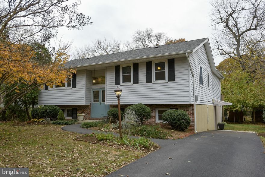 Over 3000 sq ft in this 5 BR, 3 Bath home w/ hardwood floors on main level, granite counters in kitchen & under cabinet lighting. Master BR has large walk in closet & huge Master BA w/ air tub, sep shower & heated floors.  Lower level has 3 BR, workshop & mudroom/laundry. 1st level has own laundry too. The screened in porch or trex deck off LR & Master are enjoyable entertaining areas. Beaches too