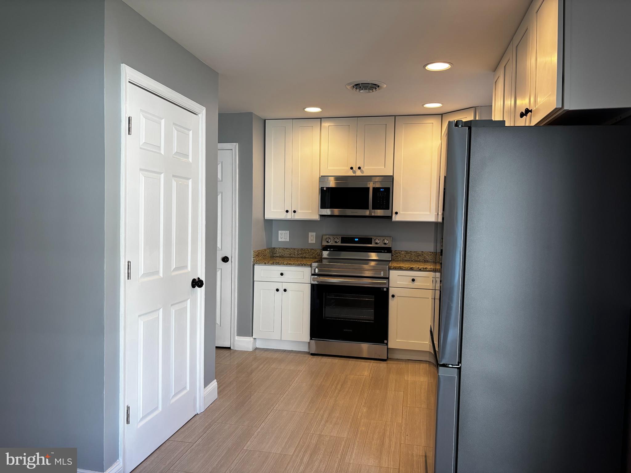 HOLLYWOOD SHORES - Residential