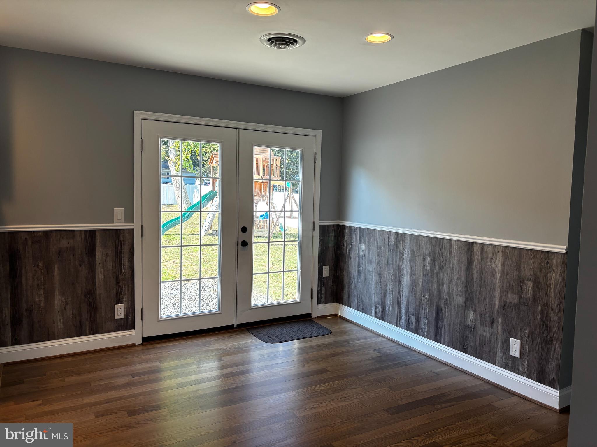 HOLLYWOOD SHORES - Residential