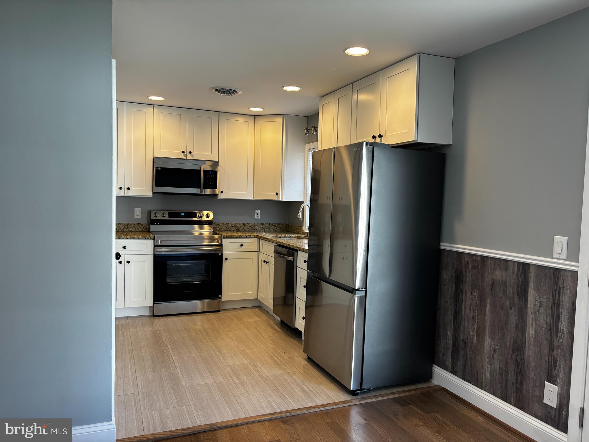 HOLLYWOOD SHORES - Residential