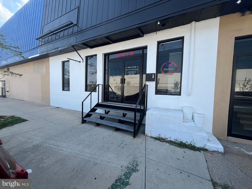 1901 Washington Ave: Flex space available for lease on Washington Ave in Graduate Hospital neighborhood. Asking $15 per sqft + NNN. 3,029 +/- SF Flex Space available divided in two spaces plus small office space for 2-3 year lease. Ceiling heights 10’ – 14’. Approved uses office space, retail showroom and storage, light fitness. Located on the Washington Avenue commercial corridor, close to public transportation and with easy access to I-76 and I-95. Zoning: I-2.