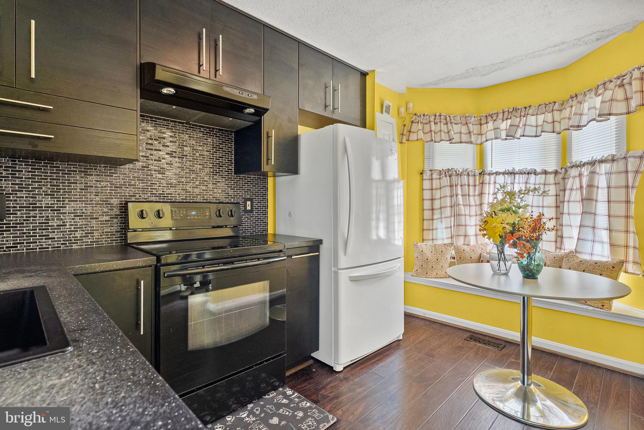 SHEFFIELD GLEN TOWNHOMES - Residential