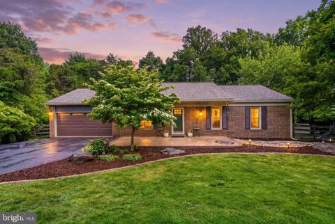 Photo of 2605 Seskey Glen Court, HERNDON, VA 20171 (MLS # VAFX2314062)