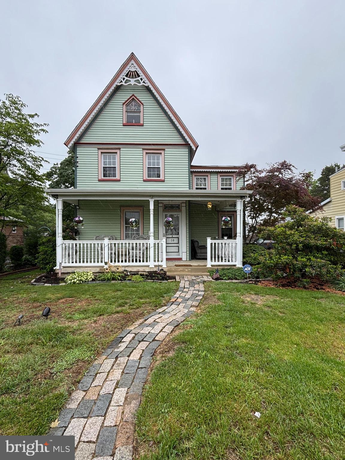 10 E TAUNTON AVENUE