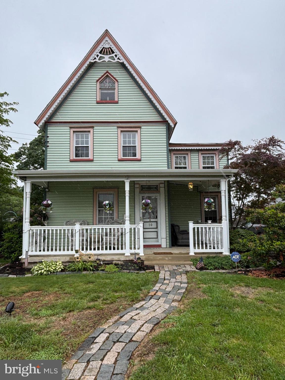 10 E TAUNTON AVENUE