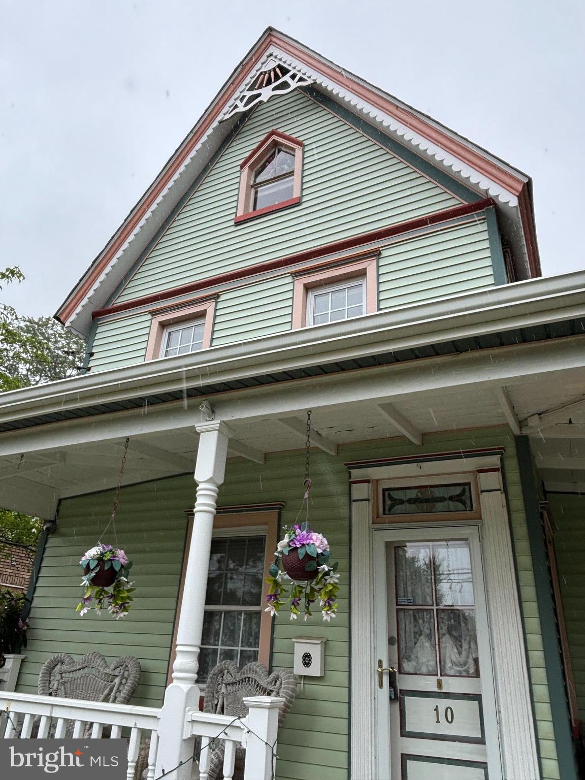 10 E TAUNTON AVENUE