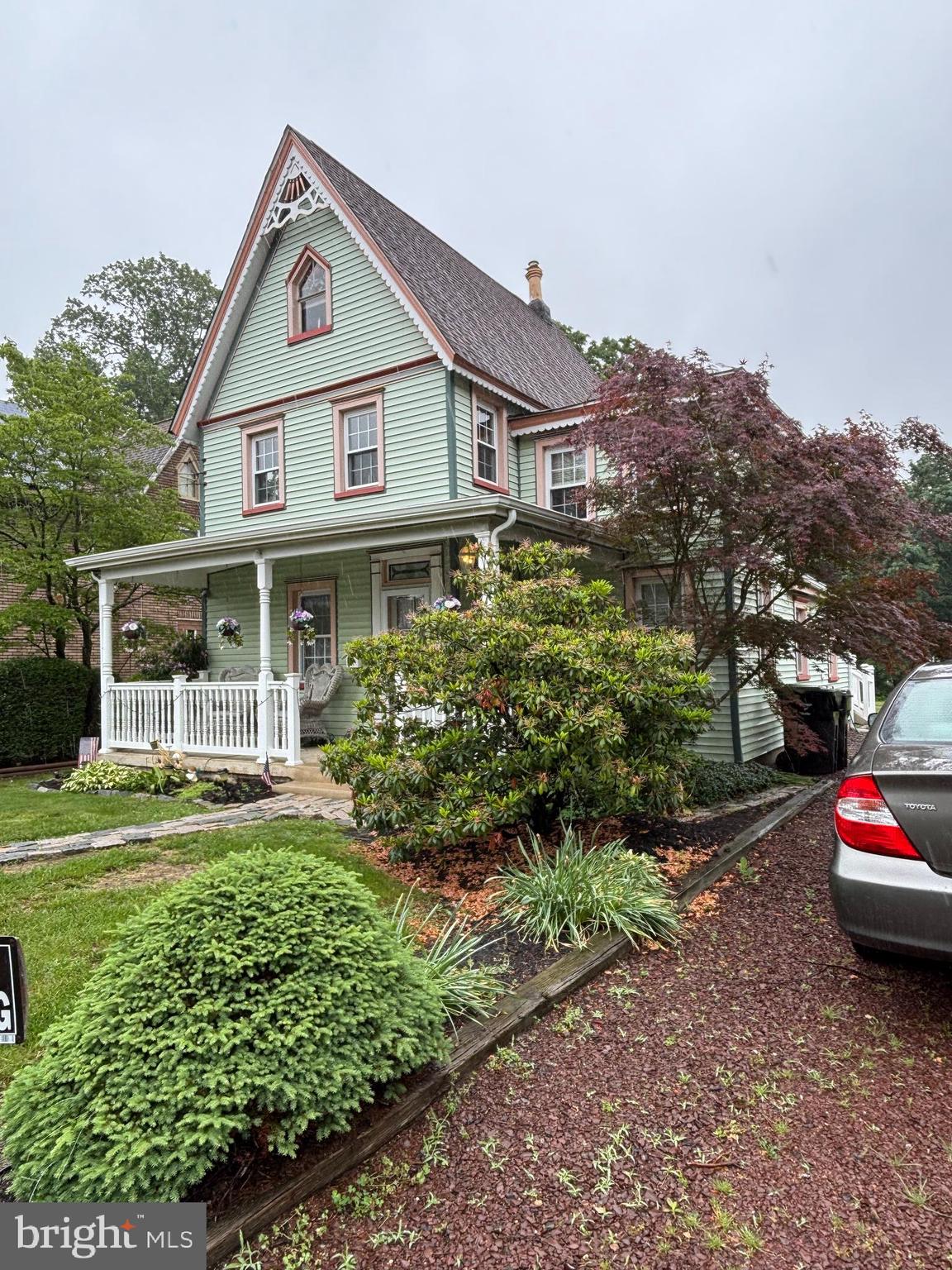 10 E TAUNTON AVENUE