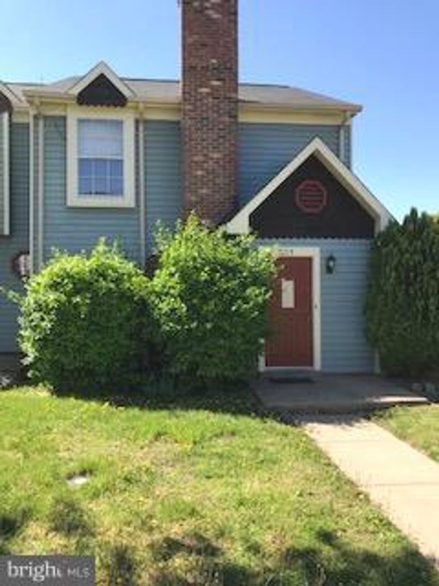 VACANT!!!  GO & SHOW!  END UNIT TOWNHOME IN GREAT LOCATION - AFFORDABLY PRICED - FIREPLACE - 2 BR w/2.5 Baths - Seller to give carpet allowance!
