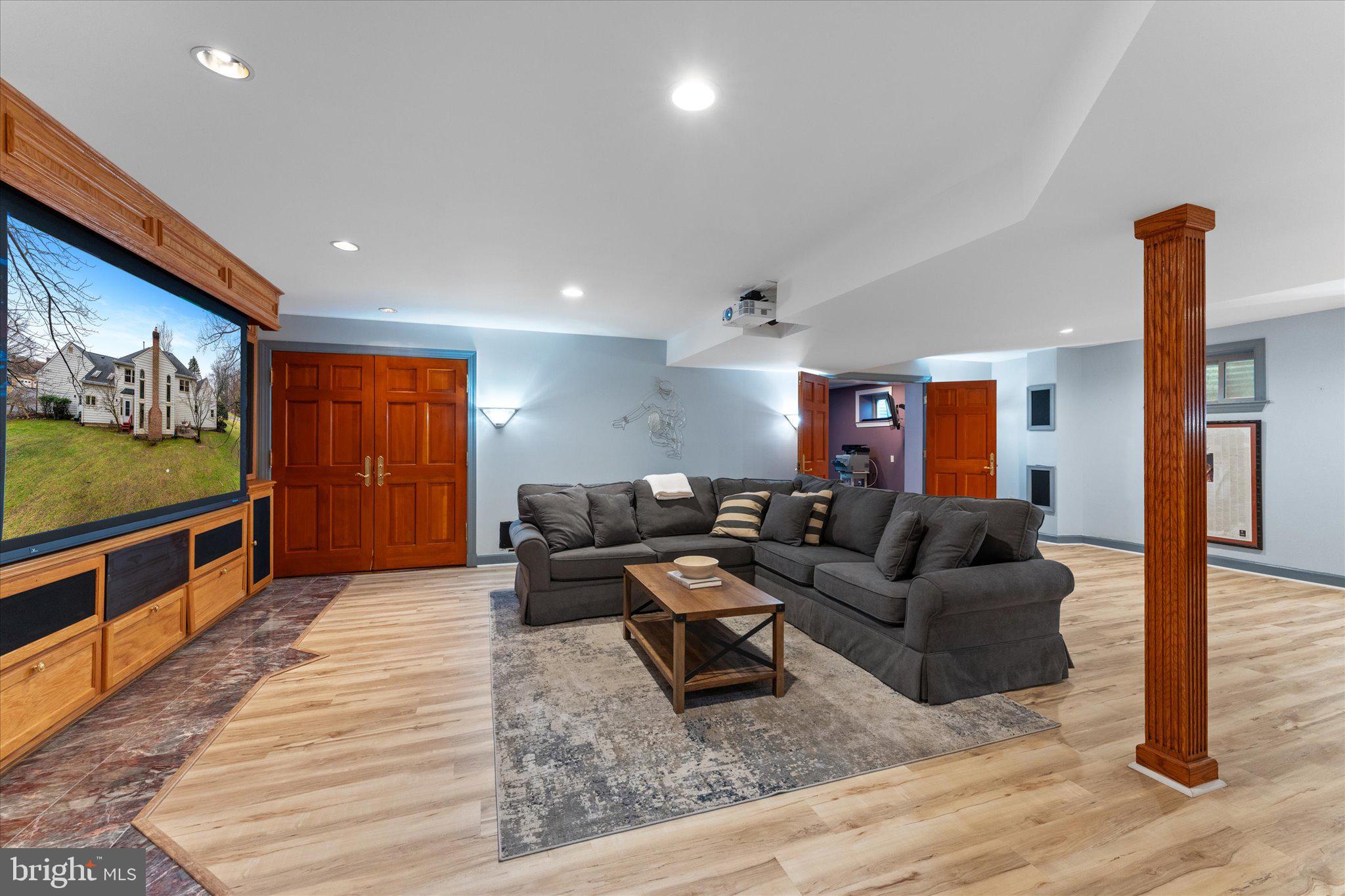 NAPLES MANOR - Residential