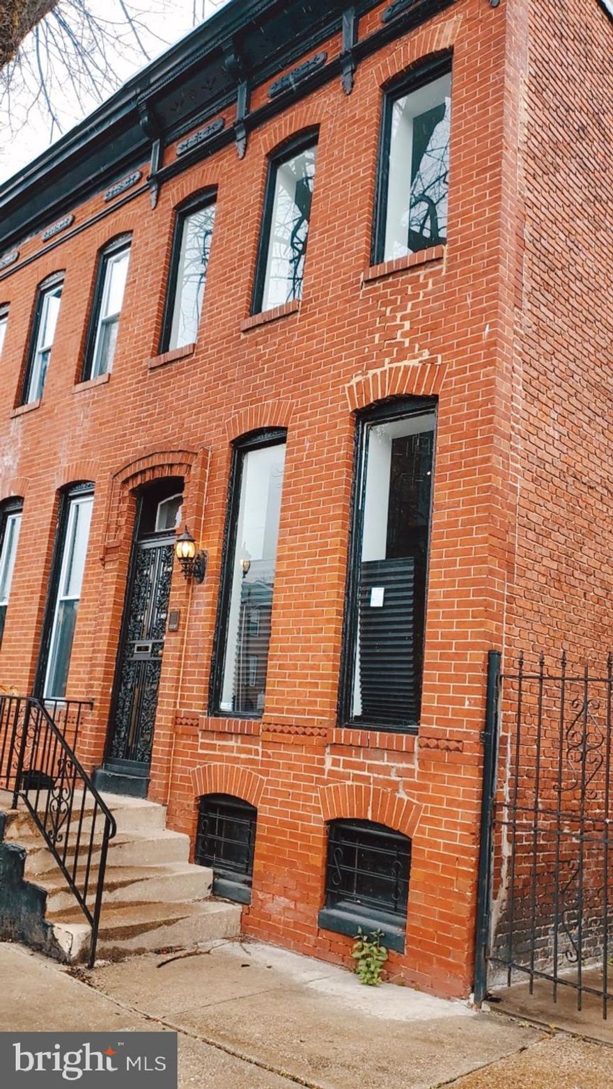 SEEKING A SITE UNSEEN OFFER WITH THE RIGHT TO INSPECT UPON RATIFICATION; TENANTS DUE TO  VACATE BY MARCH 12TH; CONTEMPORARY LIVING IN THE CITY... THIS 2 BEDROOM 1 BATH 3 LEVEL ROWHOUSE. SO MANY FEATURES STARTING WITH THE FLOOR TO CEILING WINDOWS, EXPOSED INTERIOR BRICK, HARDWOOD FLOORS THROUGHOUT, UPDATED KITCHEN WITH 42' CABINETS, BREAKFAST BAR, LOTS OF NATURAL LIGHT, SPIRAL STAIRCASE, UPPER LEVEL 2 BEDROOMS AND HUGE BATHROOM WITH JETTED TUB, MASTER BEDROOM WITH SITTING AREA, FENCED YARD WITH BRICK PATIO. HOME HAS CENTRAL AIR AND FORCED HEAT.