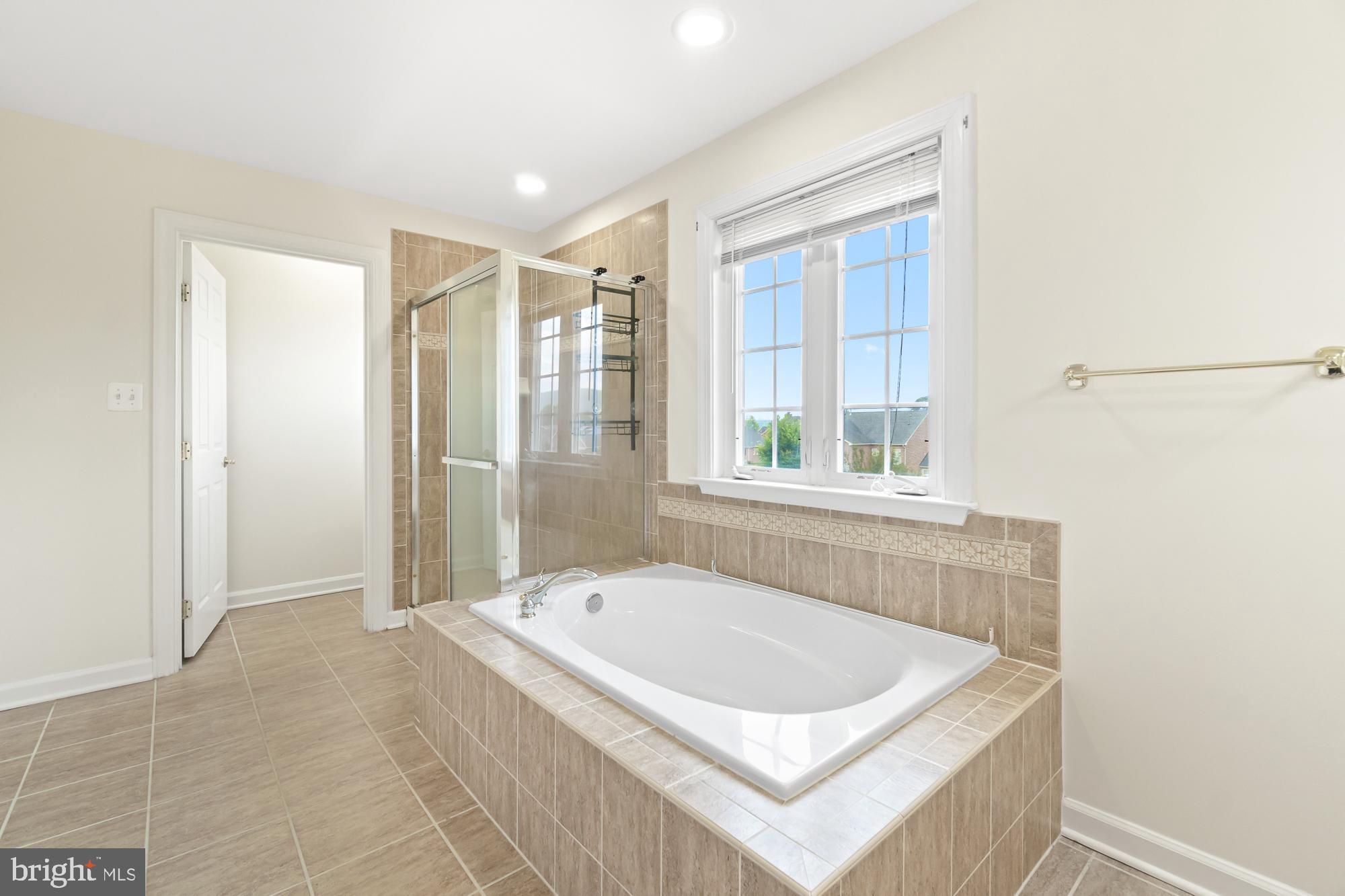 COUNTRY CLUB - Residential