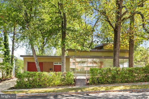 Photo of 205 Mannakee Street, ROCKVILLE, MD 20850 (MLS # MDMC2203064)